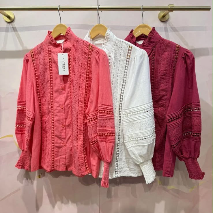 Chemisier dentelle B10138 – blouse femme bohème chic à col montant volanté, broderie anglaise et empiècements ajourés, manches longues bouffantes et poignets smockés