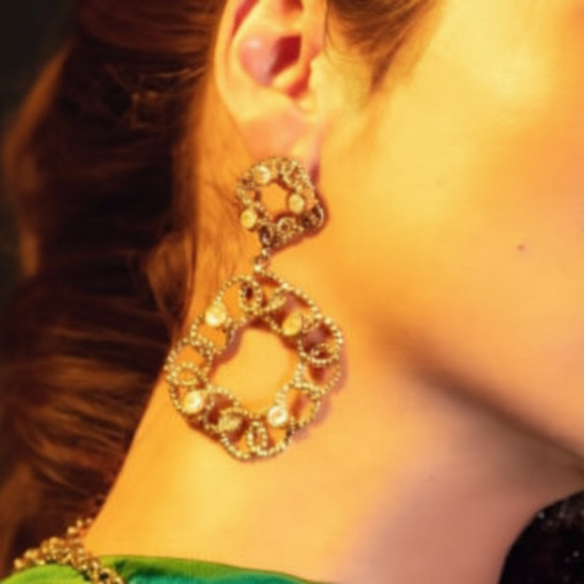 NIIKI PARIS NCE 1385 Anaé boucles d’oreilles perlées en laiton doré à l or 18carats Tout les bijoux NIIKI indisponibles sont en précommande dans un délai de 15 jours ouvrables voir en privé avec Laetitia .