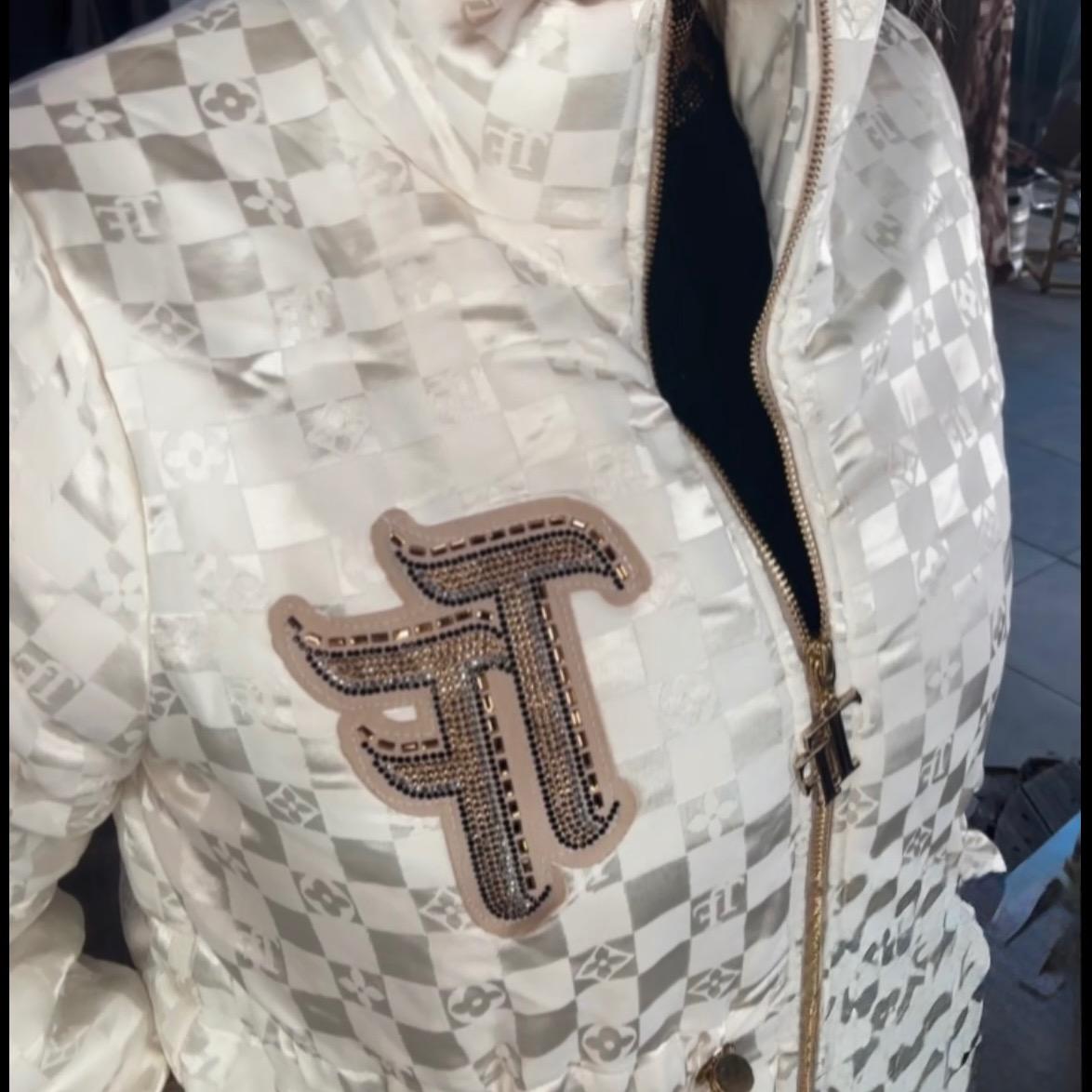 9126 TATU JOGGING 3 PIÈCES Tenue de Jogging Beige Élégante avec Pantalon à Poches Doudoune en Strass Dorés et Tee-shirt Uni