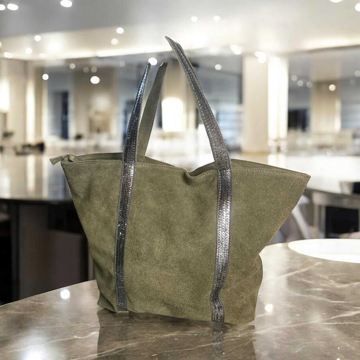 Sac bohème 816 – cabas femme souple à effet daim, anses longues pour porté épaule, galons de sequins dorés, coloris taupe ou marron clair, accessoire tendance pour une tenue de ville pour les sorties.