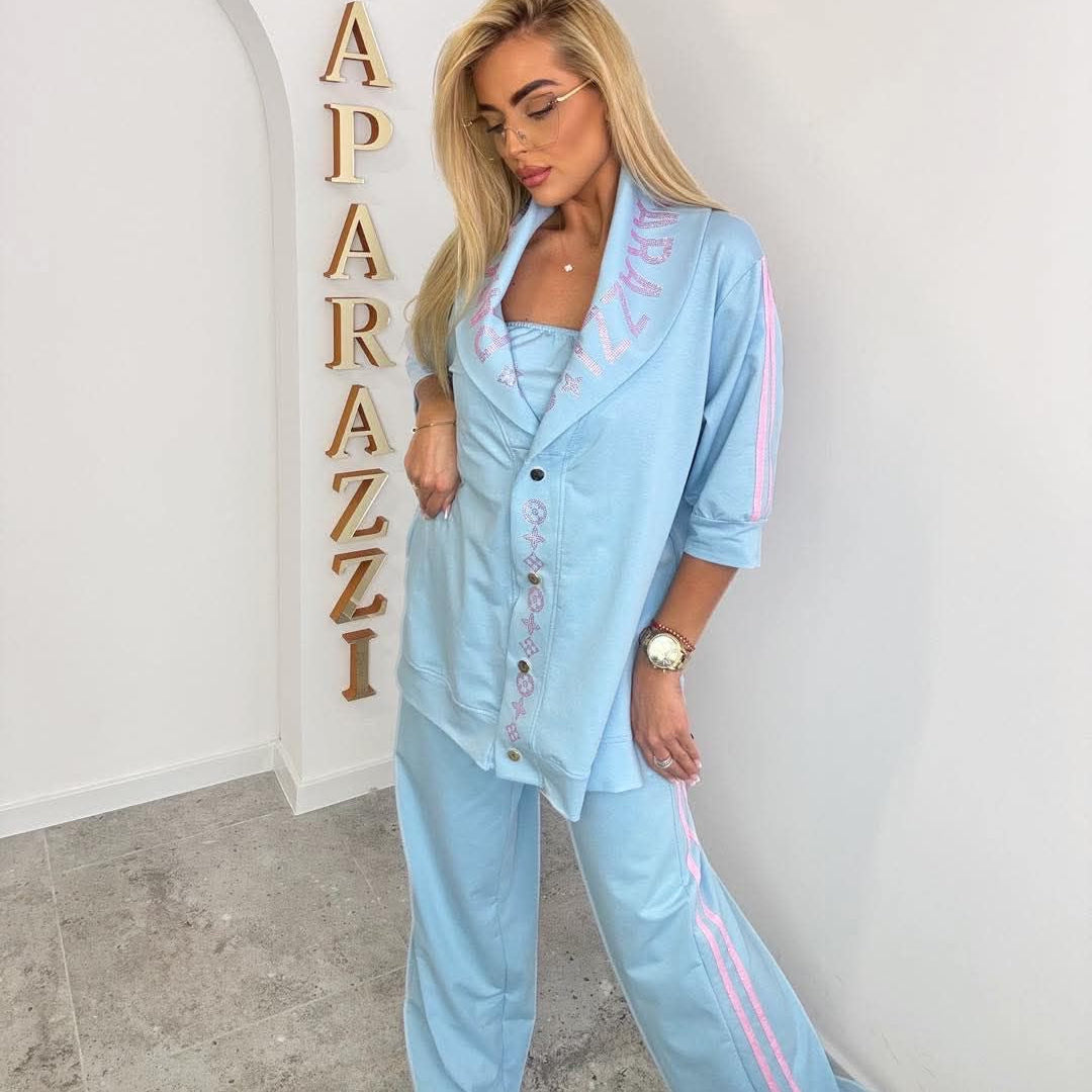 0129 PAPARAZZI sublimez votre allure avec cet ensemble trois pièces bleu ciel exclusif signé paparazzi, comprenant un pantalon fluide, un top bustier et une chemise oversize ornés de strass roses étincelants.