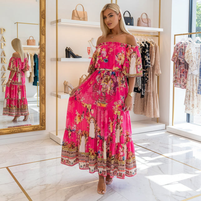 PAPARAZZI robe longue 2134 maxi fuchsia chic imprimé floral et baroque, style épaules dénudées (off-shoulder), coupe fluide élégante et tendance, parfaite pour une allure glamour habillée en toutes circonstances, tissu léger et confortable.
