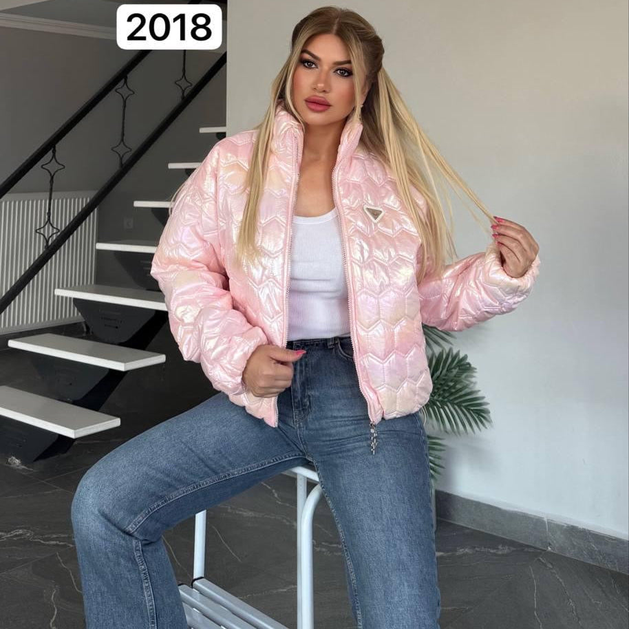 Doudoune irisée 2018 – Tatu Fashion veste courte matelassée femme rose brillant à reflets nacrés, col montant et fermeture zippée, style streetwear chic pour la saison froide