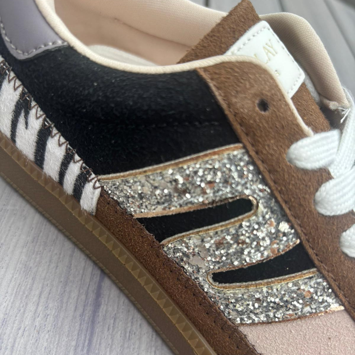 FY1065 Baskets Uniques en Daim Marron et Tissu Beige avec Bandes Pailletées et Talon Zébré pour Confort et Style Quotidien