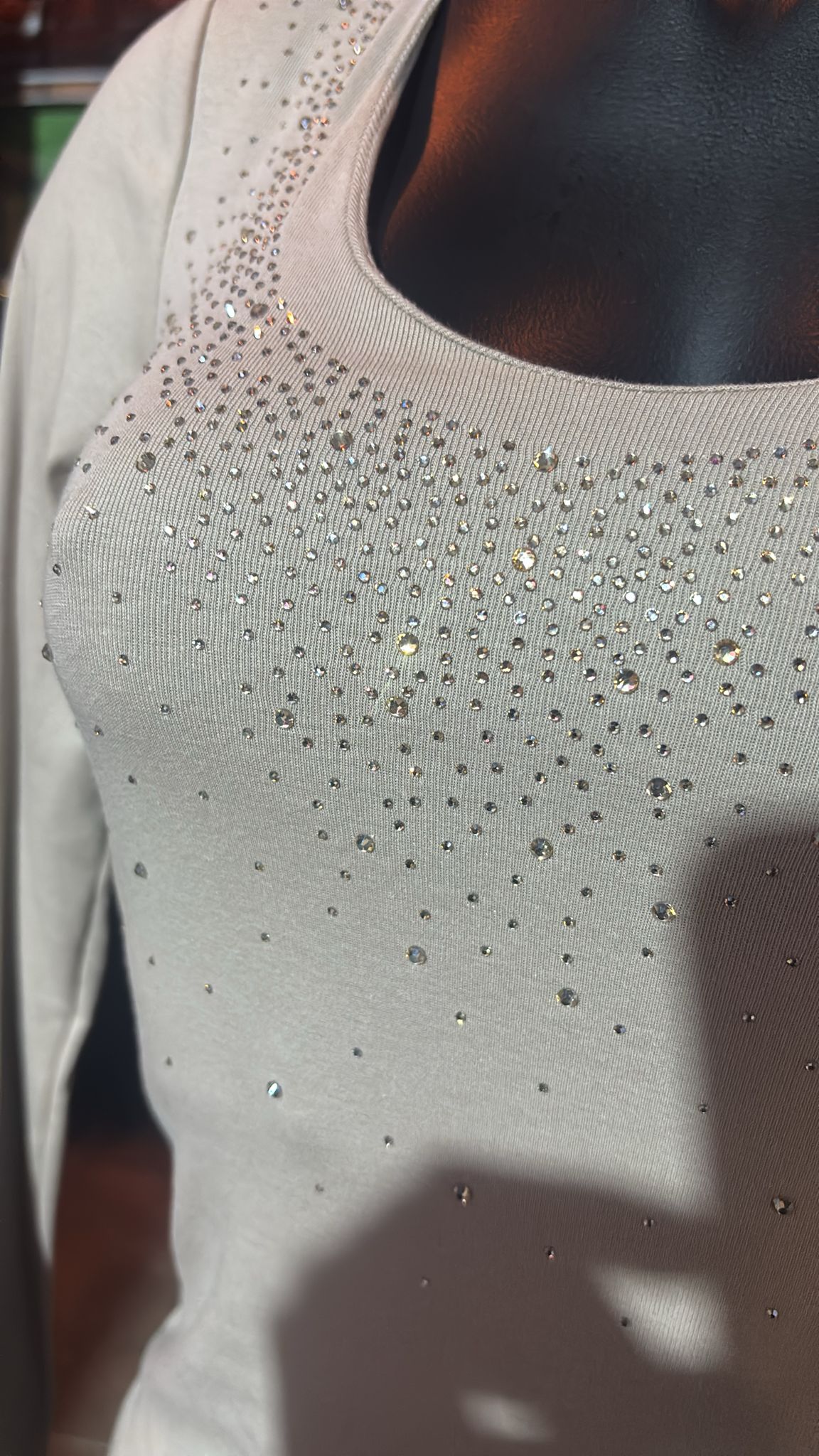 TOP 65458 col V rempli de strass pour look chic et moderne idéal pour occasions spéciales