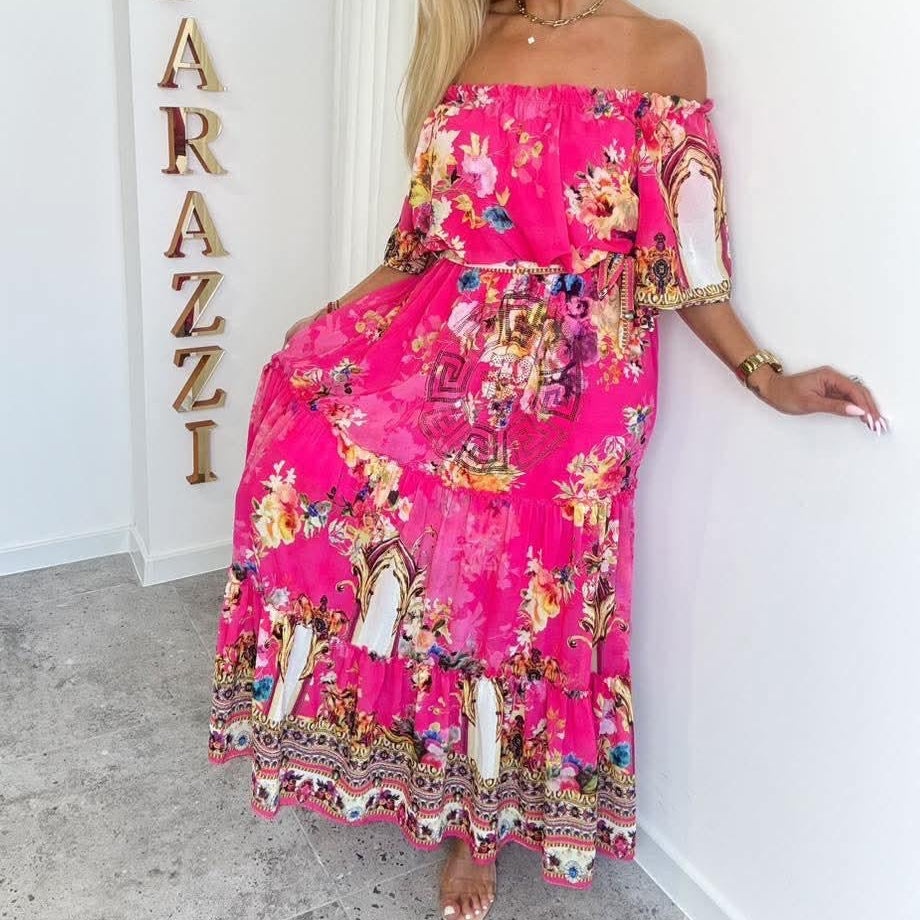 PAPARAZZI robe longue 2134 maxi fuchsia chic imprimé floral et baroque, style épaules dénudées (off-shoulder), coupe fluide élégante et tendance, parfaite pour une allure glamour habillée en toutes circonstances, tissu léger et confortable.