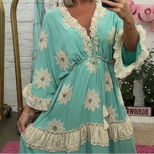 ROBE Longue Bohême : PAP61 MARGUERITE Taille Unique du 38/46 avec broderies fleurs et dentelle ✨ le look folk parfait pour briller. coupe fluide, détails sequins et esprit hippie chic. dispo en noir, beige et turquoise ! 🌸