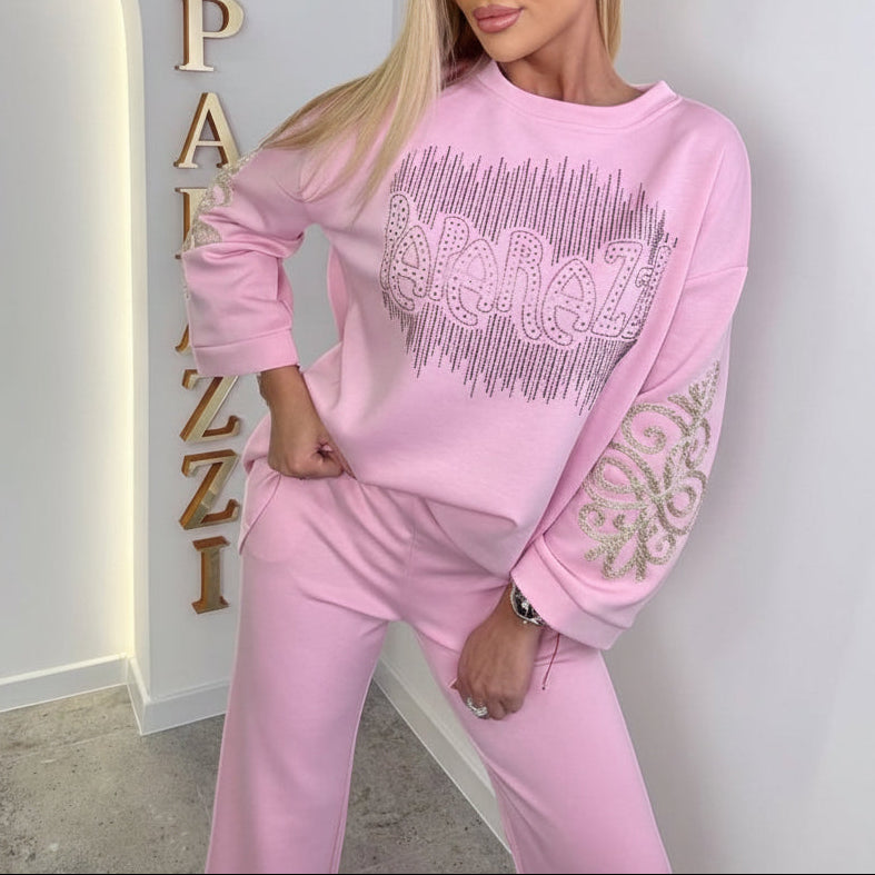 PAPARAZZI 1201 Ensemble jogging rose bonbon, Taille UNIQUE, over size très confortable au touché très doux,, sweat long à logo strass brillant et pantalon large assorti, tenue loungewear chic avec détails dorés sur les manches pour un look détente premium