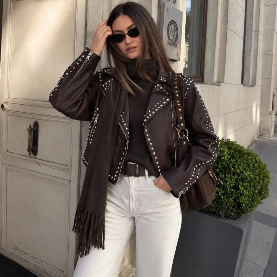 Perfecto clouté LR2977 – blouson biker femme marron foncé en similicuir avec clous argentés, fermeture zippée asymétrique et ceinture à boucle, style rock chic pour l&