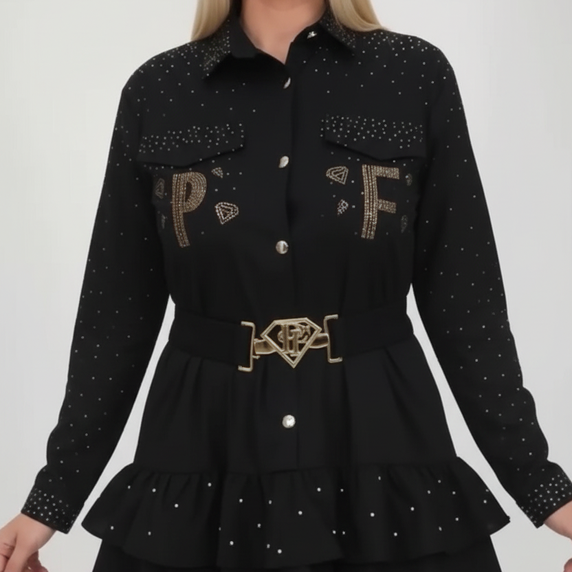 0023 PAPARAZZI Robe a volants col chemise boutonnée jusqu’à la taille des strass dorés un peu partout ainsi que sur les logos de la marque ceinture fournie