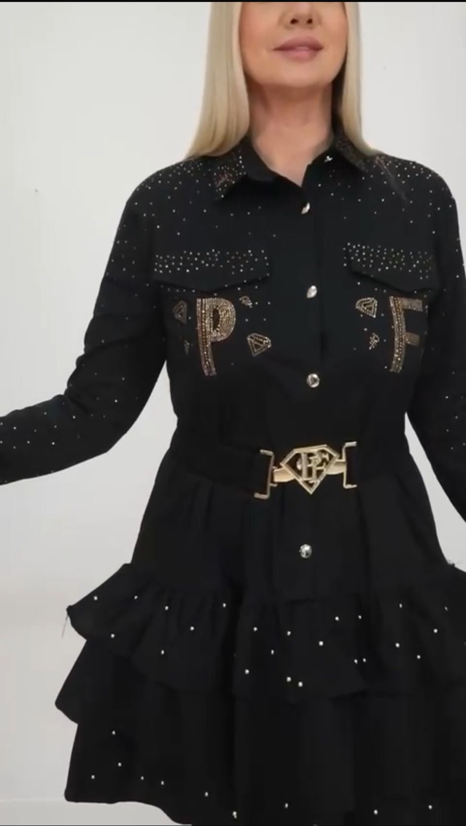 0023 PAPARAZZI Robe a volants col chemise boutonnée jusqu’à la taille des strass dorés un peu partout ainsi que sur les logos de la marque ceinture fournie