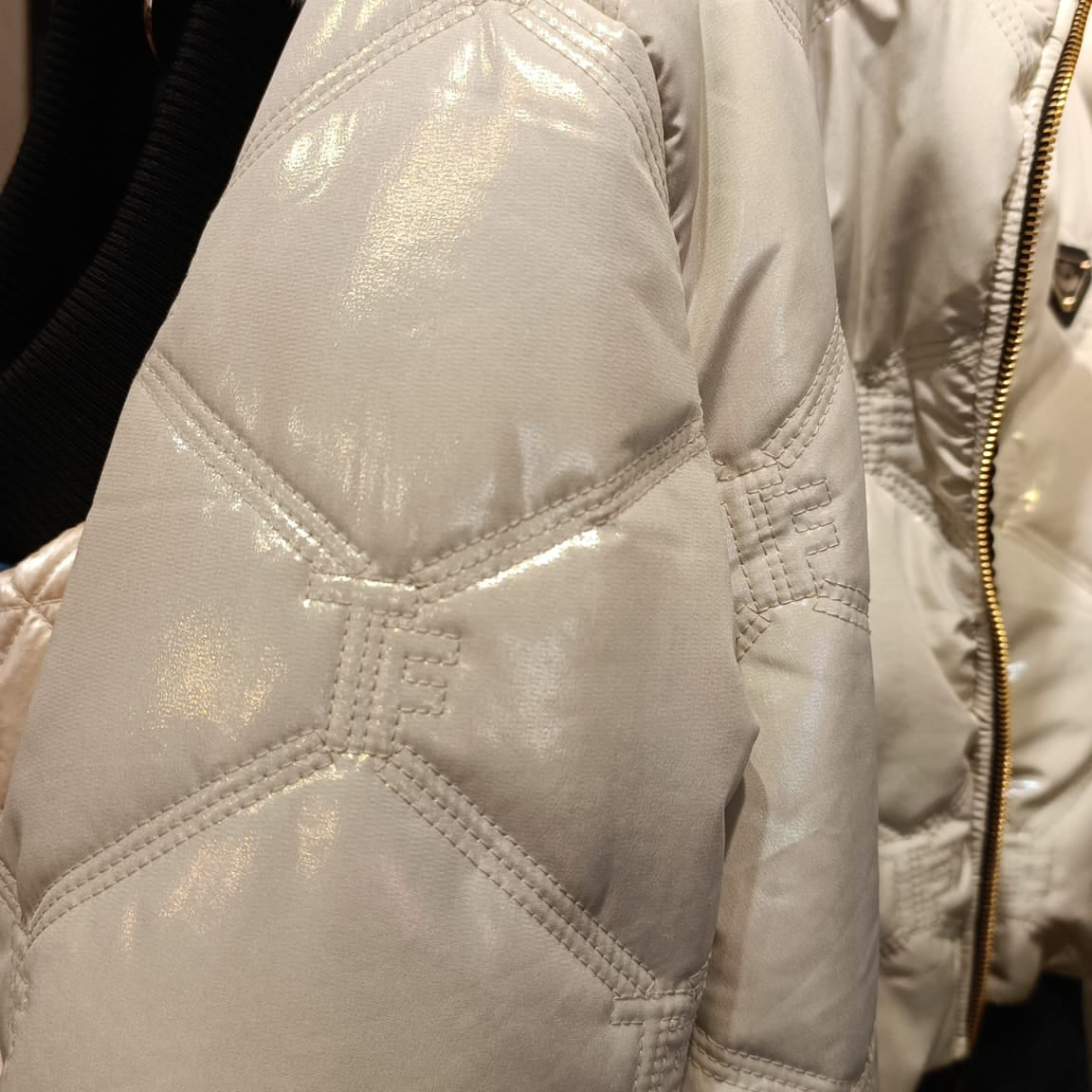 Ensemble raffiné TATU 9130 – combinaison femme et doudoune assortie, tenue deux pièces au style chic et moderne, coloris rose ou beige champagne selon la variante, pour vos tenues de saison en soirée.