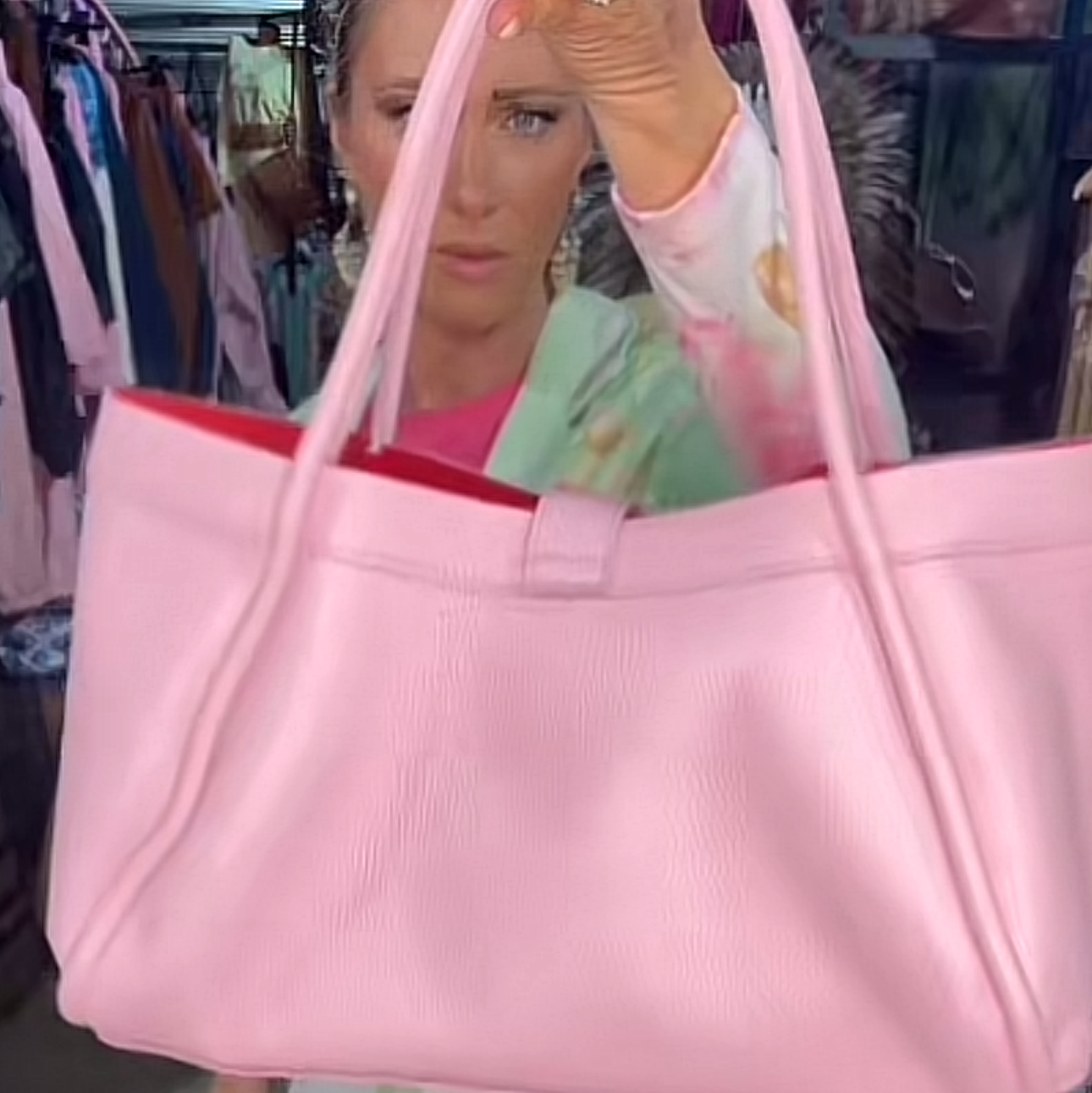 SAC A MAIN 5934 L’élégance intemporelle ces sacs présentent un design radicalement différent : un cuir grainé, une forme trapèze souple, une fermeture par bride centrale avec un fermoir rotatif métallique et un intérieur contrasté 42cmL/24cmH/18cmP