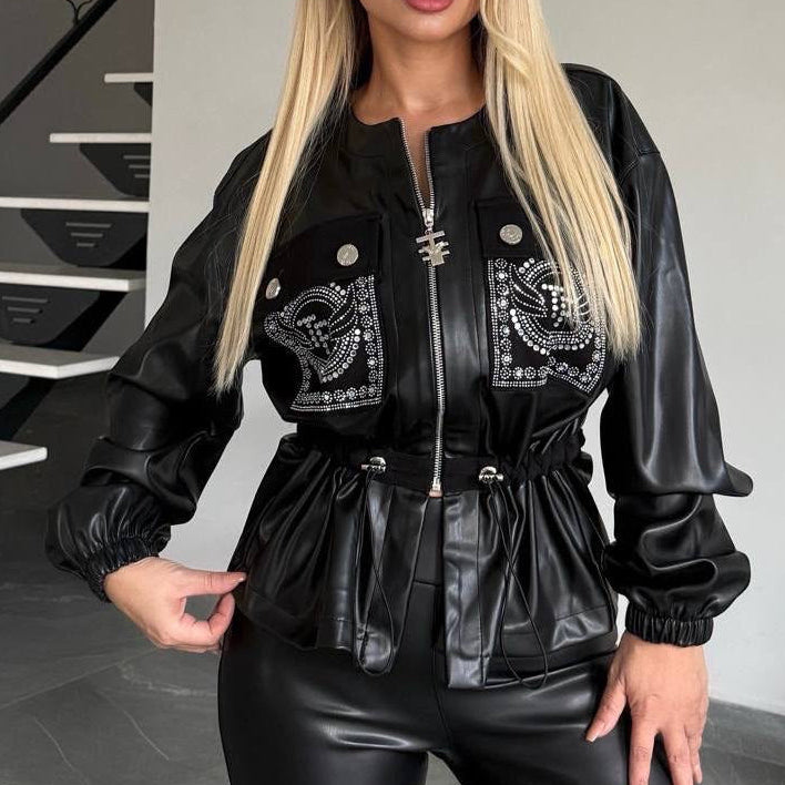 Jogging bimatière 2159 – Tatu Fashion ensemble femme deux pièces avec veste zippée à fronces, empiècements en similicuir et pantalon ajusté, détails métalliques pour un look sport chic