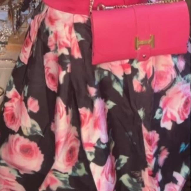 ROBE PATINEUSE ÉLÉGANTE en tissu brillant avec haut noir décolleté en V et jupe motifs roses fuchsia pour occasions spéciales