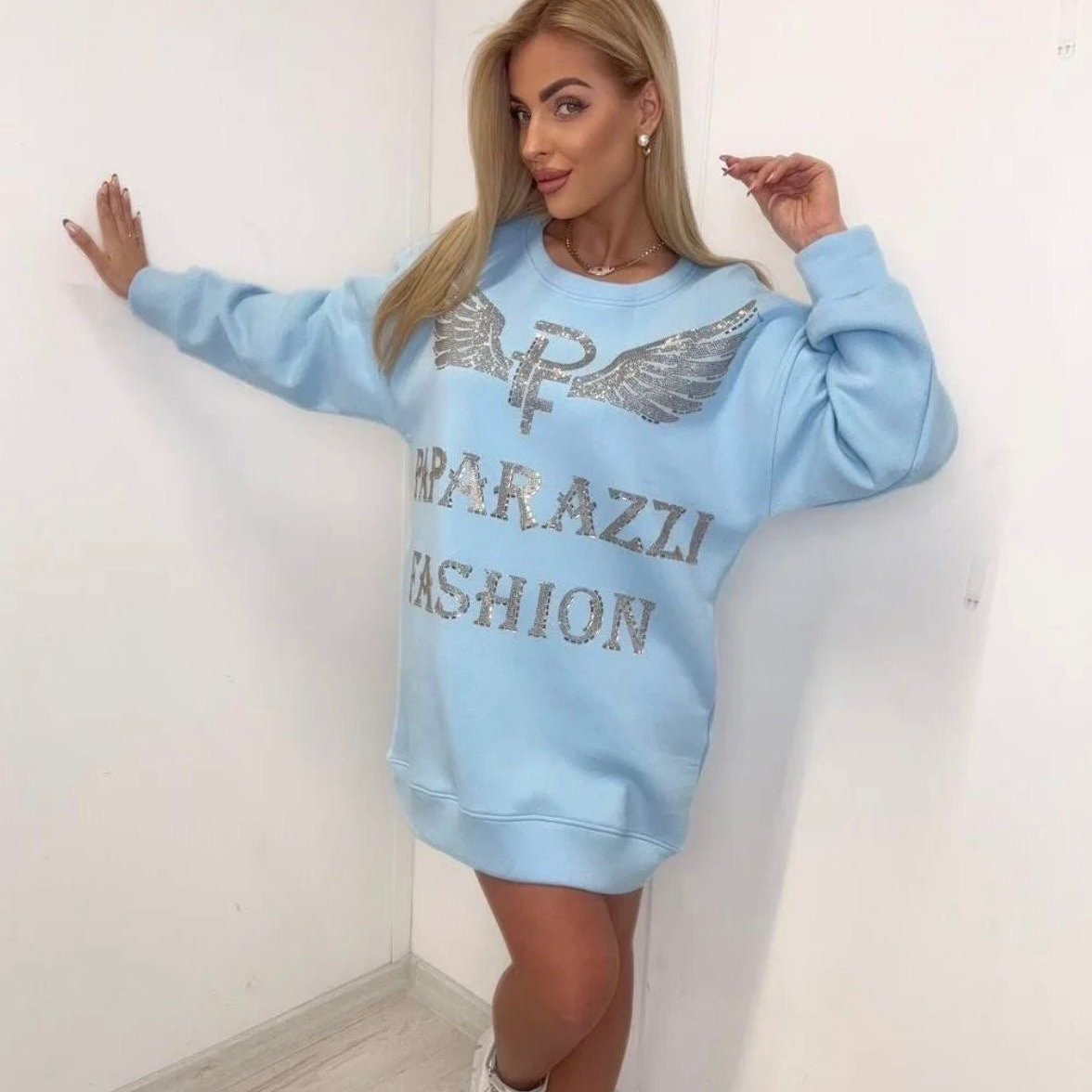 0062 PAPARAZZI Robe tunique en sweat avec des motifs et des inscriptions de la marque en strass dorés très confortable et agréable à porter 