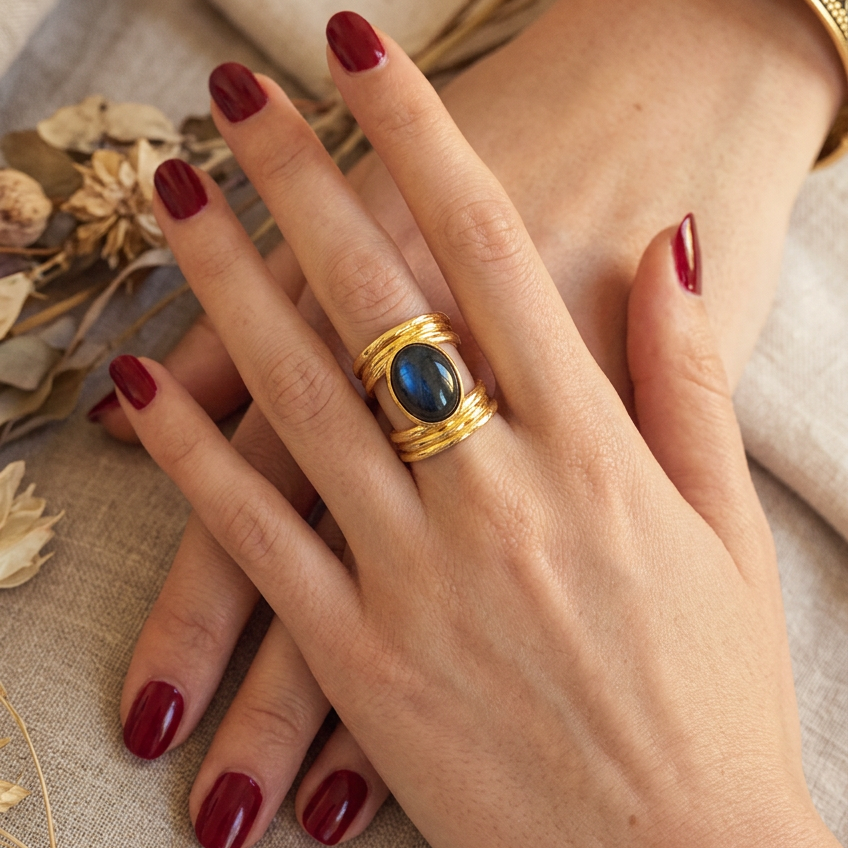 NIIKI PARIS 457 Bague Luna dorée à finition texturée avec pierre de labradorite aux reflets changeants bijou féminin original au style élégant et contemporain à porter seul ou avec des accessoires discrets pour le quotidien et les soirées