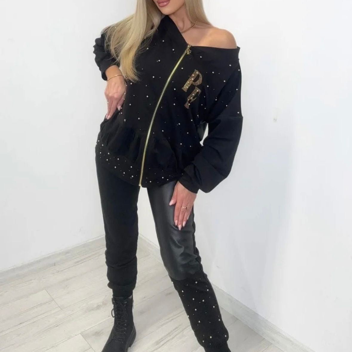 0048 PAPARAZZI Ensemble jogging veste pantalon en bi-matière veste avec fermeture éclair, très évasée sur les épaules, pantalon resserré en bas Sweat et similicuir avec strass et perles