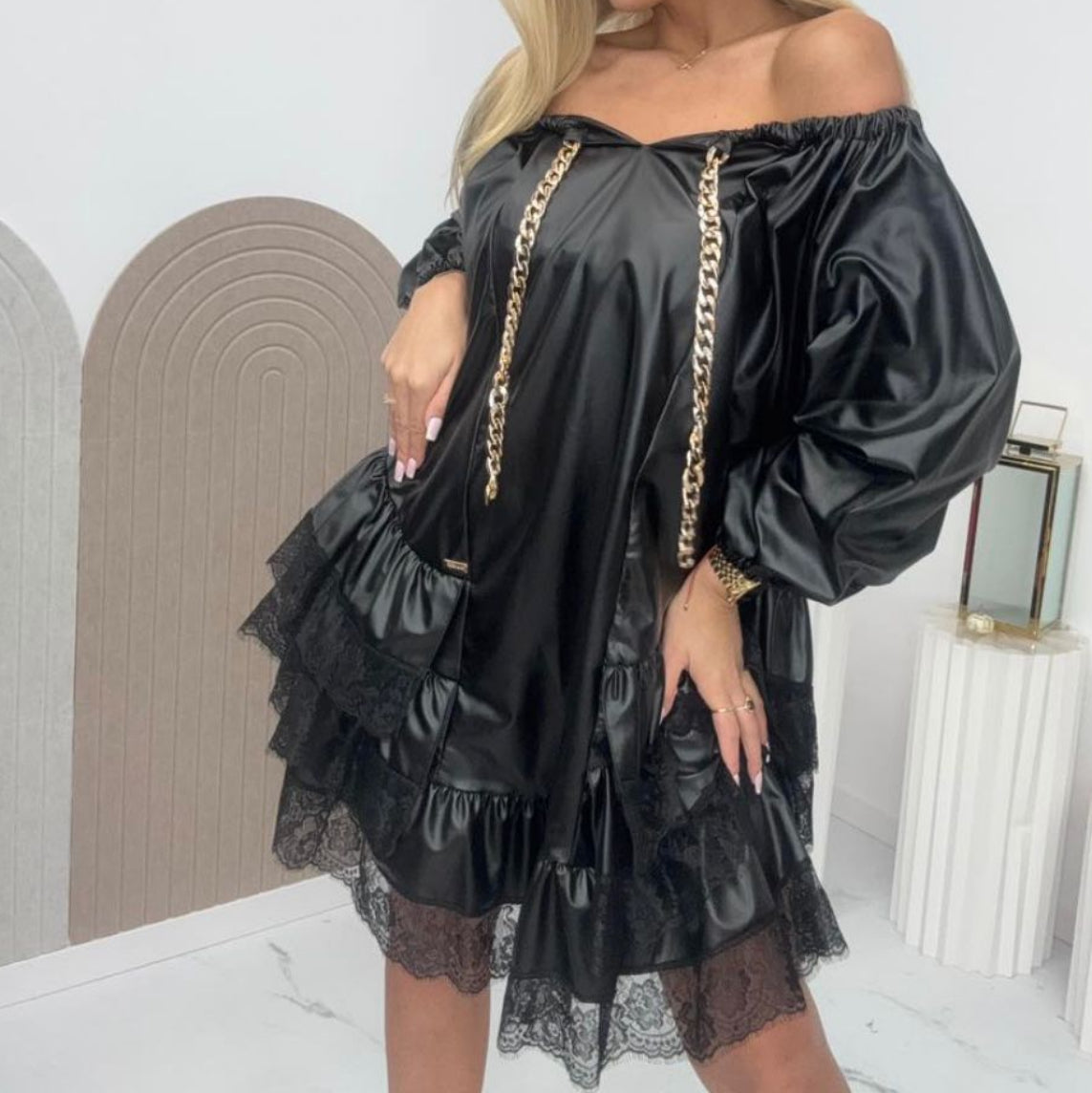 PAPARAZZI 1296 Robe courte noire en similicuir à épaules dénudées et bordures dentelle, mini robe fluide avec chaînes dorées et manches bouffantes, look glamour rock chic pour soirée et événement
