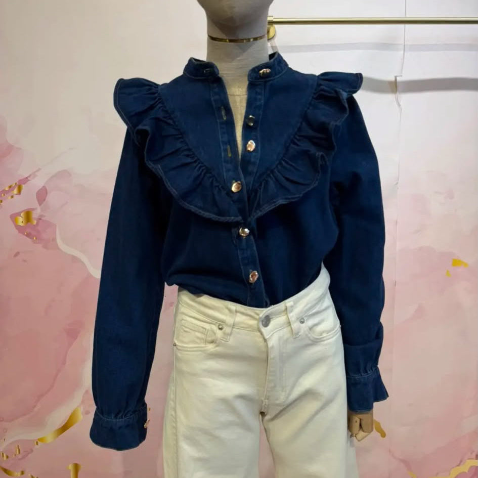 Chemise denim 82215 – chemise femme en jean bleu brut épais avec grands volants plissés, col officier et boutons dorés, manches longues pour une tenue romantique et chic