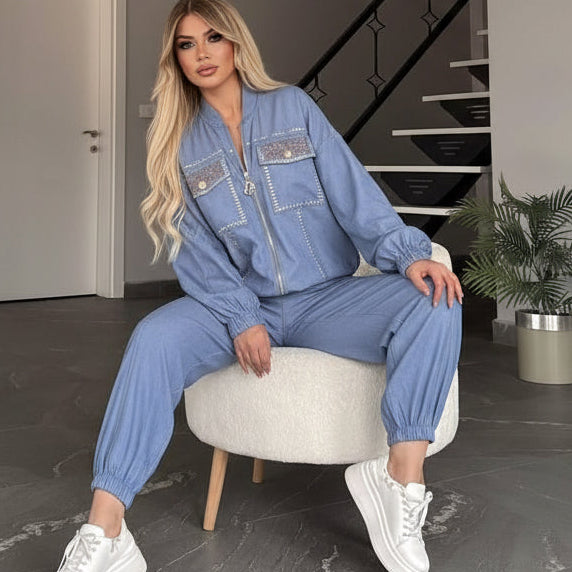 JOGGING TATU FASHION 1048 denim bleu clair premium style cargo chic avec détails strass étincelants coupe relax confortable tendance streetwear glamour outfit de luxe idéal printemps 2026