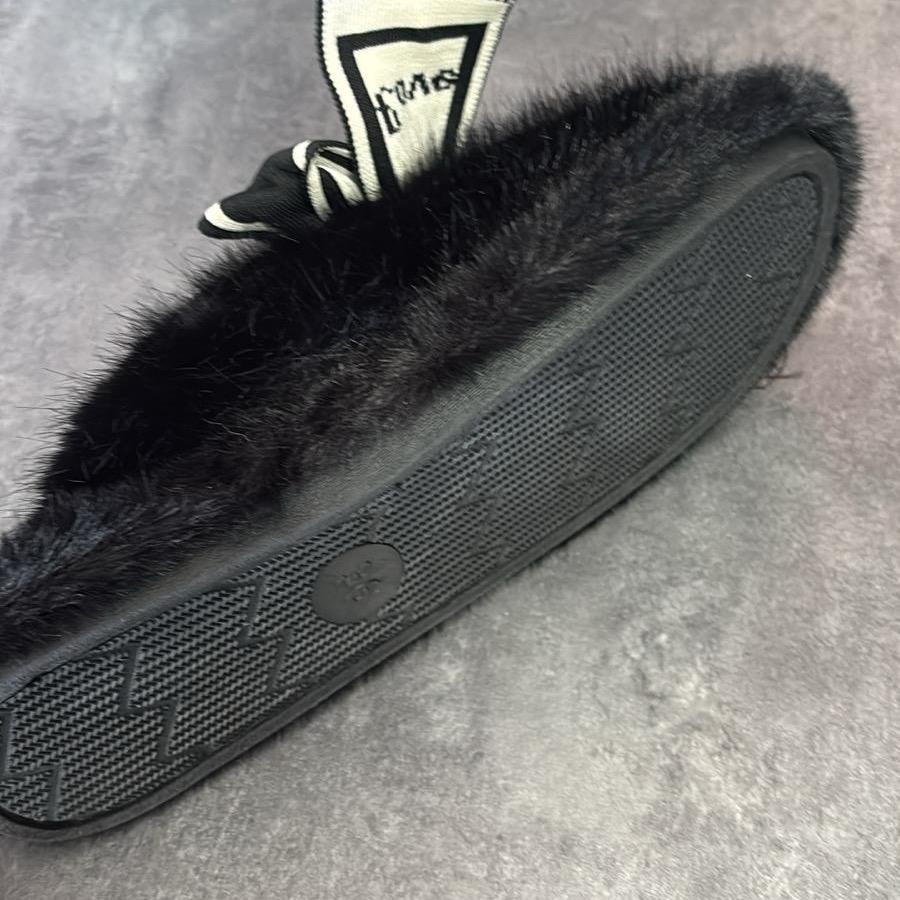 JCG2 Chaussons Doux et Confortables en Fourrure Synthétique Noir Beige Marron Ruban Imprimé Love pour Chaleur Confort et Style à la Maison