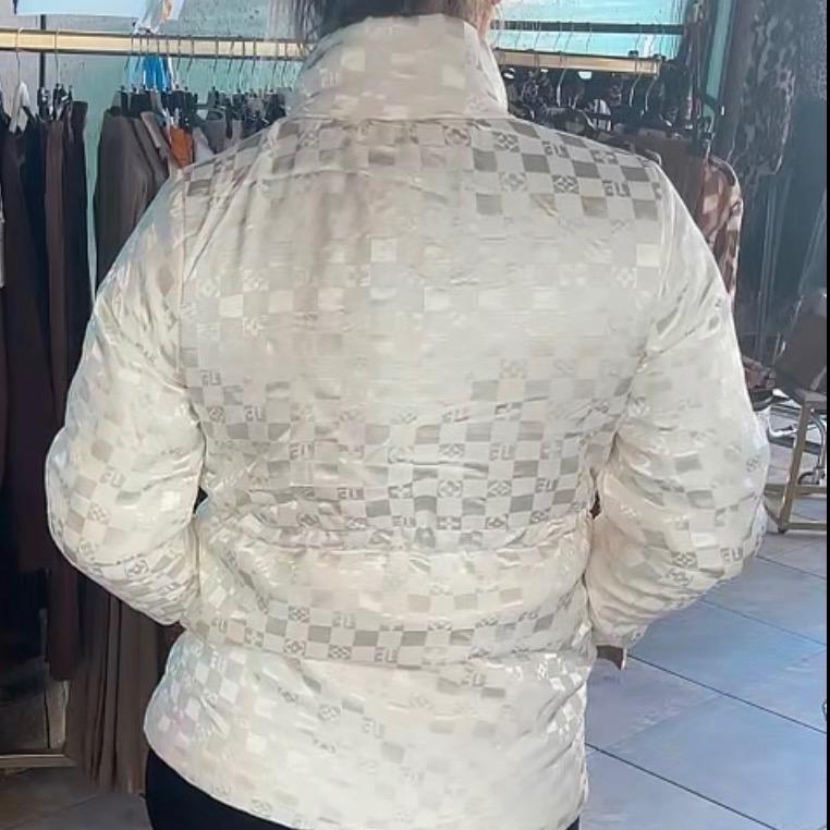 9126 TATU JOGGING 3 PIÈCES Tenue de Jogging Beige Élégante avec Pantalon à Poches Doudoune en Strass Dorés et Tee-shirt Uni