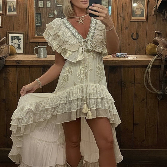 ROBE bohême PAP64 : Taille unique coupe asymétrique ultime ✨ décolleté plongeant, volants vaporeux et détails dorés. un look festival chic irrésistible avec sa coupe cascade. dispo en beige, rose et bleu ciel ! 🌸