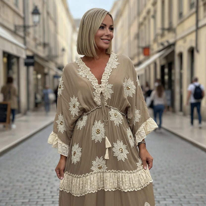 ROBE Longue Bohême : PAP61 MARGUERITE Taille Unique du 38/46 avec broderies fleurs et dentelle ✨ le look folk parfait pour briller. coupe fluide, détails sequins et esprit hippie chic. dispo en noir, beige et turquoise ! 🌸