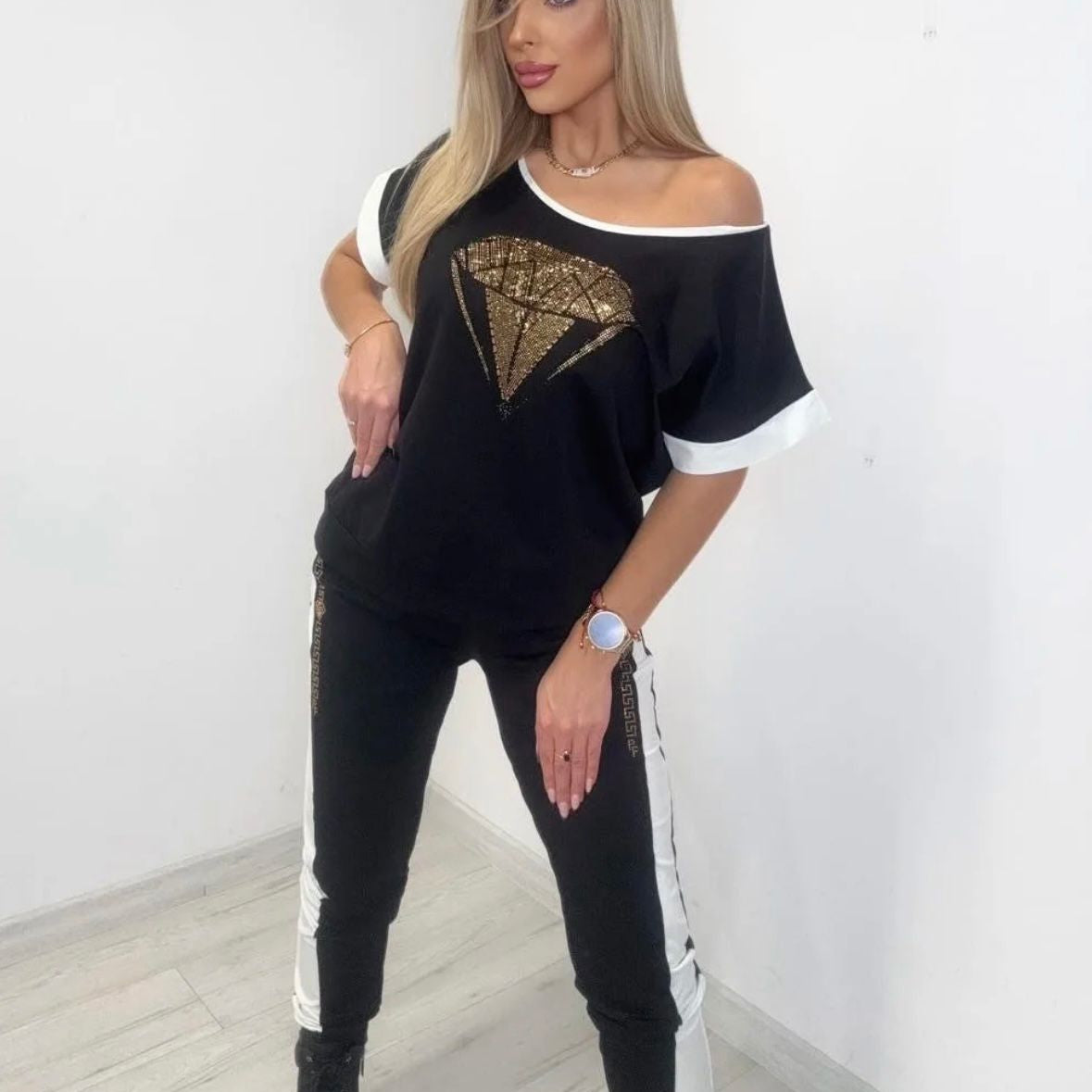 Paparazzi Fashion 0053 Ensemble graphique tenue femme trois pièces avec haut à motif diamant, gilet long à capuche et pantalon bicolore, détails noirs, blancs et dorés, taille unique annoncée du 38 au 44
