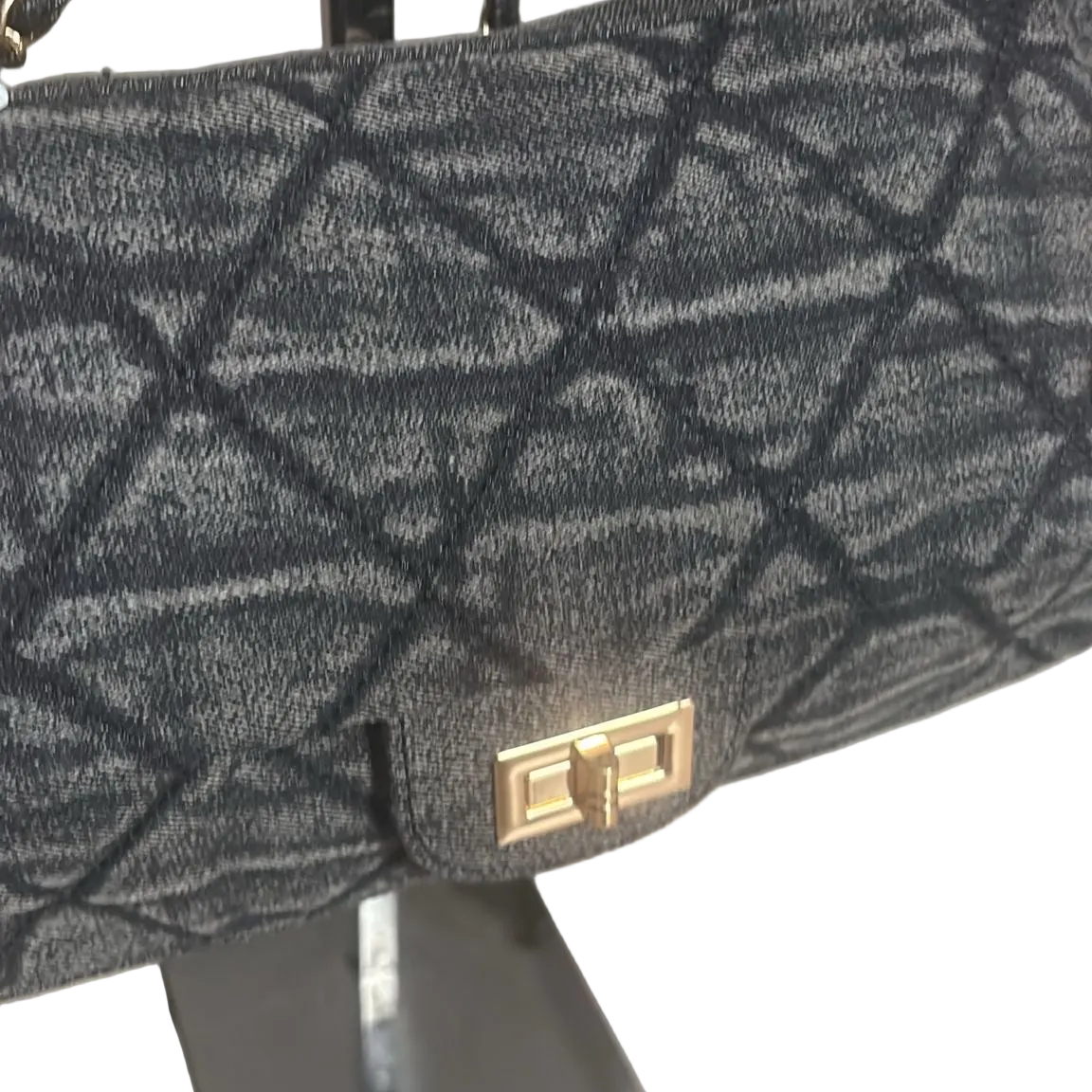 245013 SAC en jeans très joli design avec ce quadrillage en similicuir fermoir doré en acier, inoxydable,ances pour porter au bras ou épaules 25 cm de largeur 15 cm de hauteur, 8 cm de profondeur