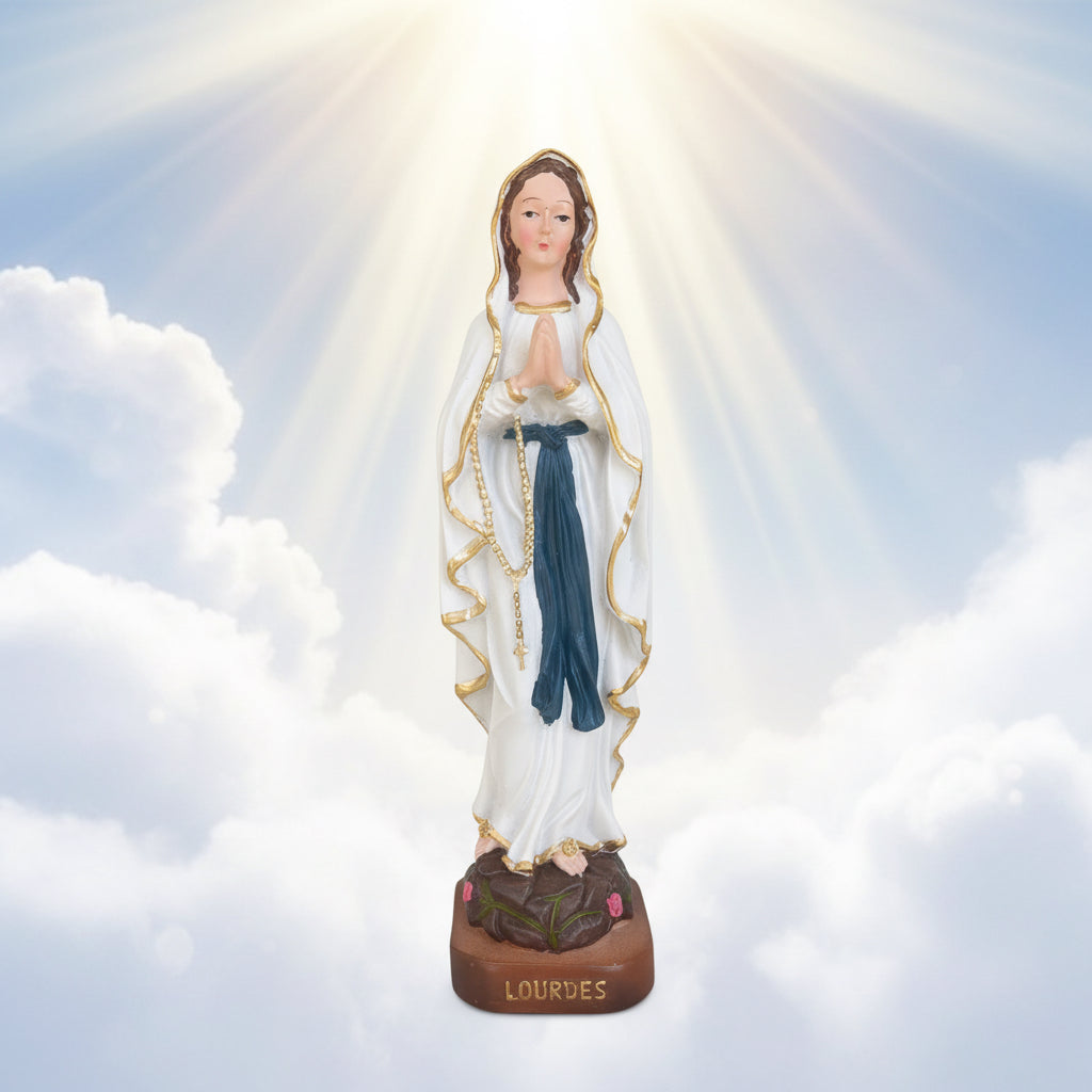 Vierges artisanales : comparaison détaillée et nuances subtiles entre quatre statues artisanales de notre-dame de lourdes en prière : analyse des variations de couleurs des rubans, des socles et de l&