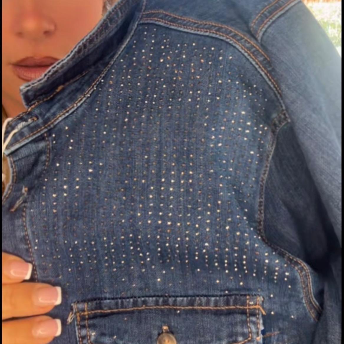 176 Chemise Jeans avec Clous Décoratifs sur les Épaules et Boutonnage Innovant pour un Style Distinctif et Confortable