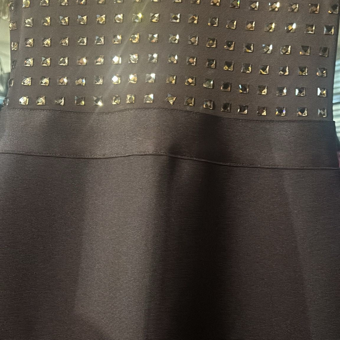 ROBE 609811 magnifique robe sans manches élasthanne s’ajuste parfaitement au corps le haut rempli de strass ton sur ton