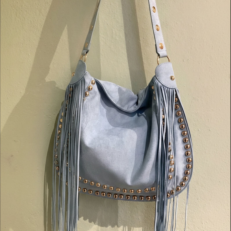 SAC A MAIN 6777 avec des franges esprit bohême chic avec franges iconiques et détails cloutés dorés l’accessoire indispensable au look vintage et audacieux pour sublimer toutes vos tenues avec élégance et caractère Taille40cmL/35cmH
