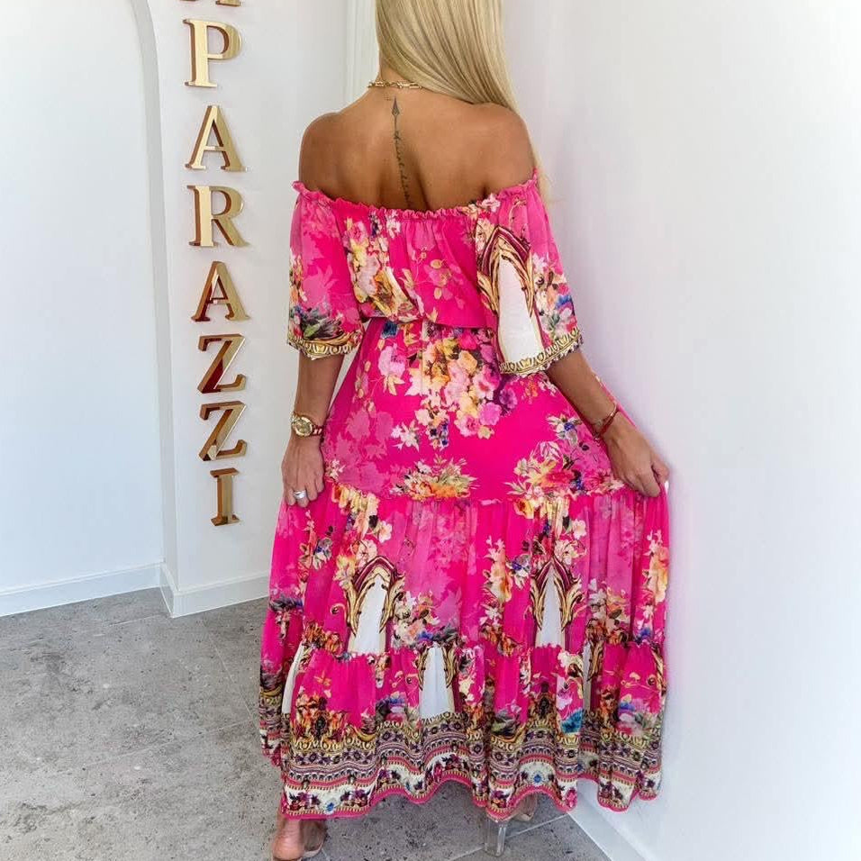 PAPARAZZI robe longue 2134 maxi fuchsia chic imprimé floral et baroque, style épaules dénudées (off-shoulder), coupe fluide élégante et tendance, parfaite pour une allure glamour habillée en toutes circonstances, tissu léger et confortable.