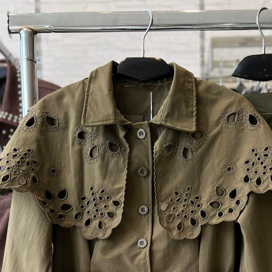 Veste raffinée MX083 – veste femme en suédine vert kaki avec collerette ajourée et ceinture, modèle élégant à porter sur un jean, une robe ou un pantalon pour un style chic et féminin en toute saison.