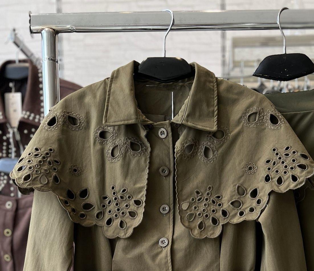 MX083 Veste Demi-Saison en Suédine avec Collerette Ajourée et Ceinture Intégrée pour un Ajustement Personnalisé et Confort Doux