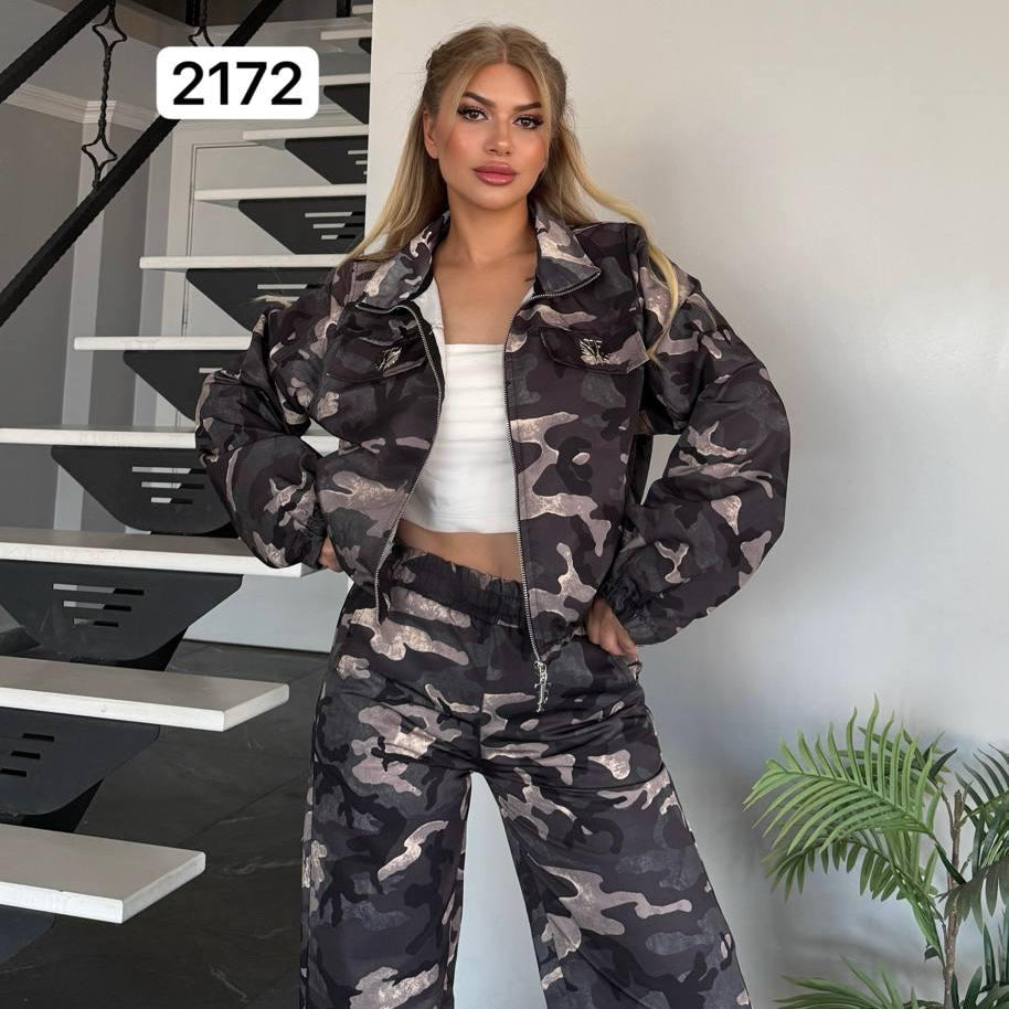 Ensemble camouflage 2172 – Tatu Fashion deux pièces femme avec veste courte zippée à col montant et pantalon large taille haute, style streetwear chic pour les tenues urbaines