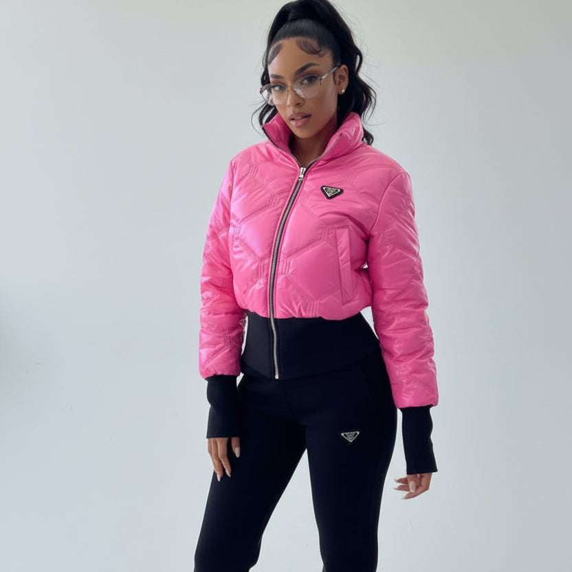 Ensemble raffiné TATU 9130 – combinaison femme et doudoune assortie, tenue deux pièces au style chic et moderne, coloris rose ou beige champagne selon la variante, pour vos tenues de saison en soirée.