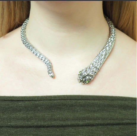 1016 NIIKI PARIS serpentia tour de coup sylver avec tête tour de cou sylver avec avec tête de serpent argent Tout les bijoux NIIKI indisponibles sont en précommande dans un délai de 15 jours ouvrables voir en privé avec Laetitia .