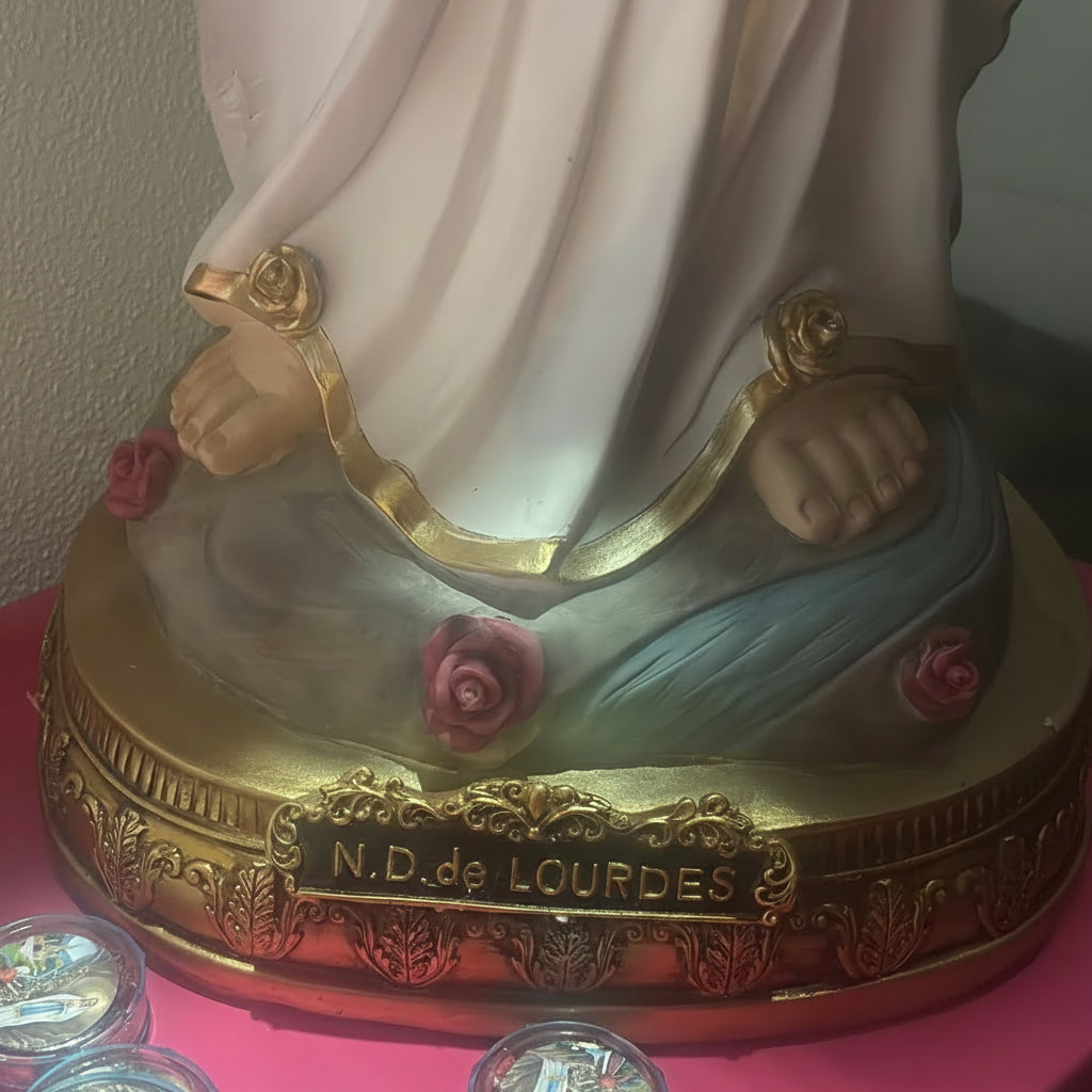 statue notre-dame de lourdes 120 cm sur socle bénie et passée sous la grotte visage paisible voile blanc dore robe blanche ceinture bleue grand chapelet dore oratoire collection priere tres belle taille