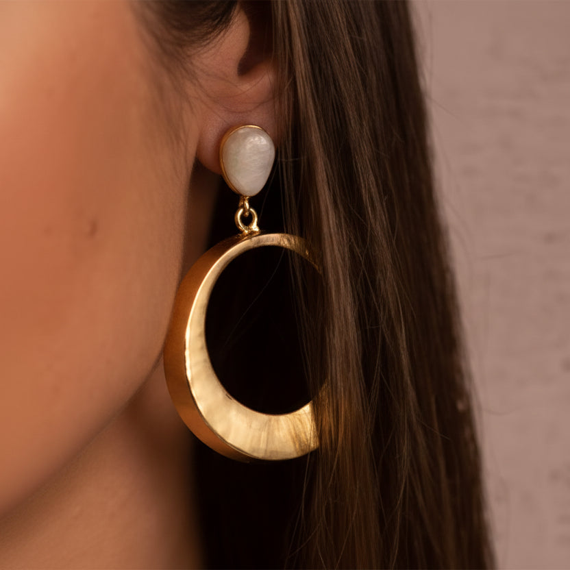 NCE 1198 NIIKI PARIS Boucles d’oreilles perles nacrées Tout les bijoux NIIKI indisponibles sont en précommande dans un délai de 15 jours ouvrables voir en privé avec Laetitia .