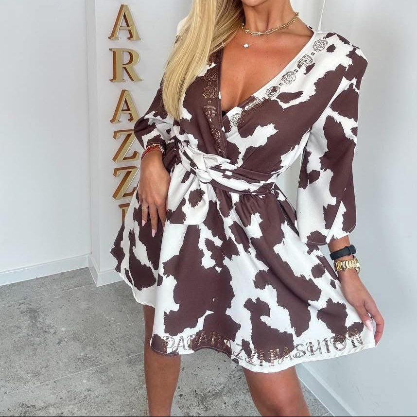 Paparazzi Fashion 3118 Combishort imprimé combinaison courte femme à motif vache chocolat, coupe patineuse avec ceinture à nouer, décolleté en V et détails en strass, look original et féminin vêtement femme tendance et élégant de la co