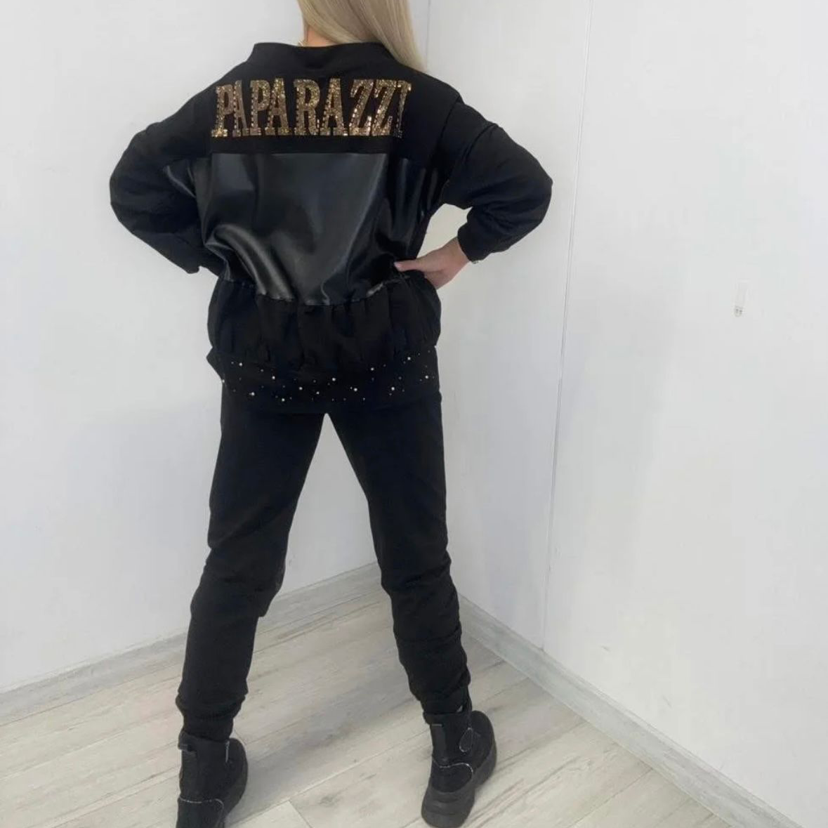 0048 PAPARAZZI Ensemble jogging veste pantalon en bi-matière veste avec fermeture éclair, très évasée sur les épaules, pantalon resserré en bas Sweat et similicuir avec strass et perles