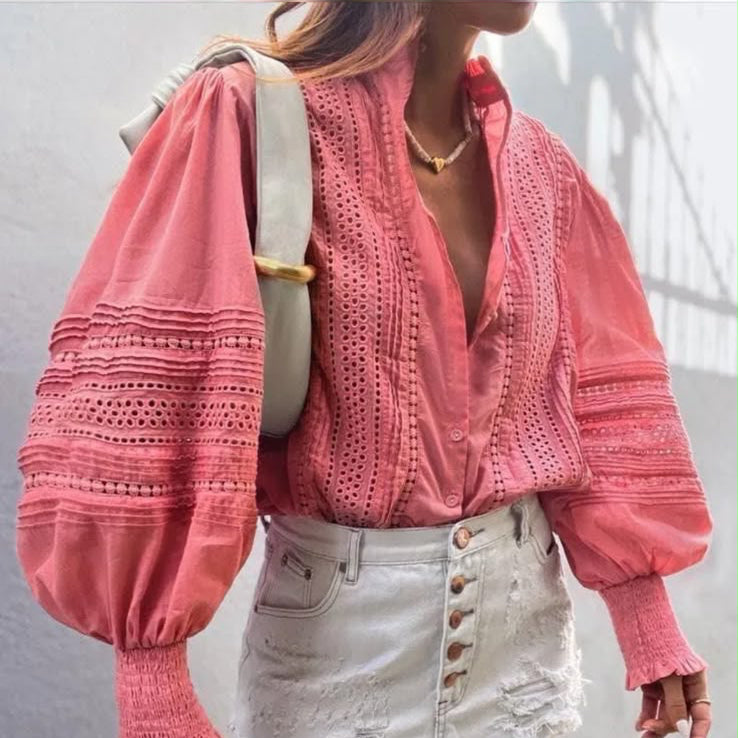 Chemisier dentelle B10138 – blouse femme bohème chic à col montant volanté, broderie anglaise et empiècements ajourés, manches longues bouffantes et poignets smockés