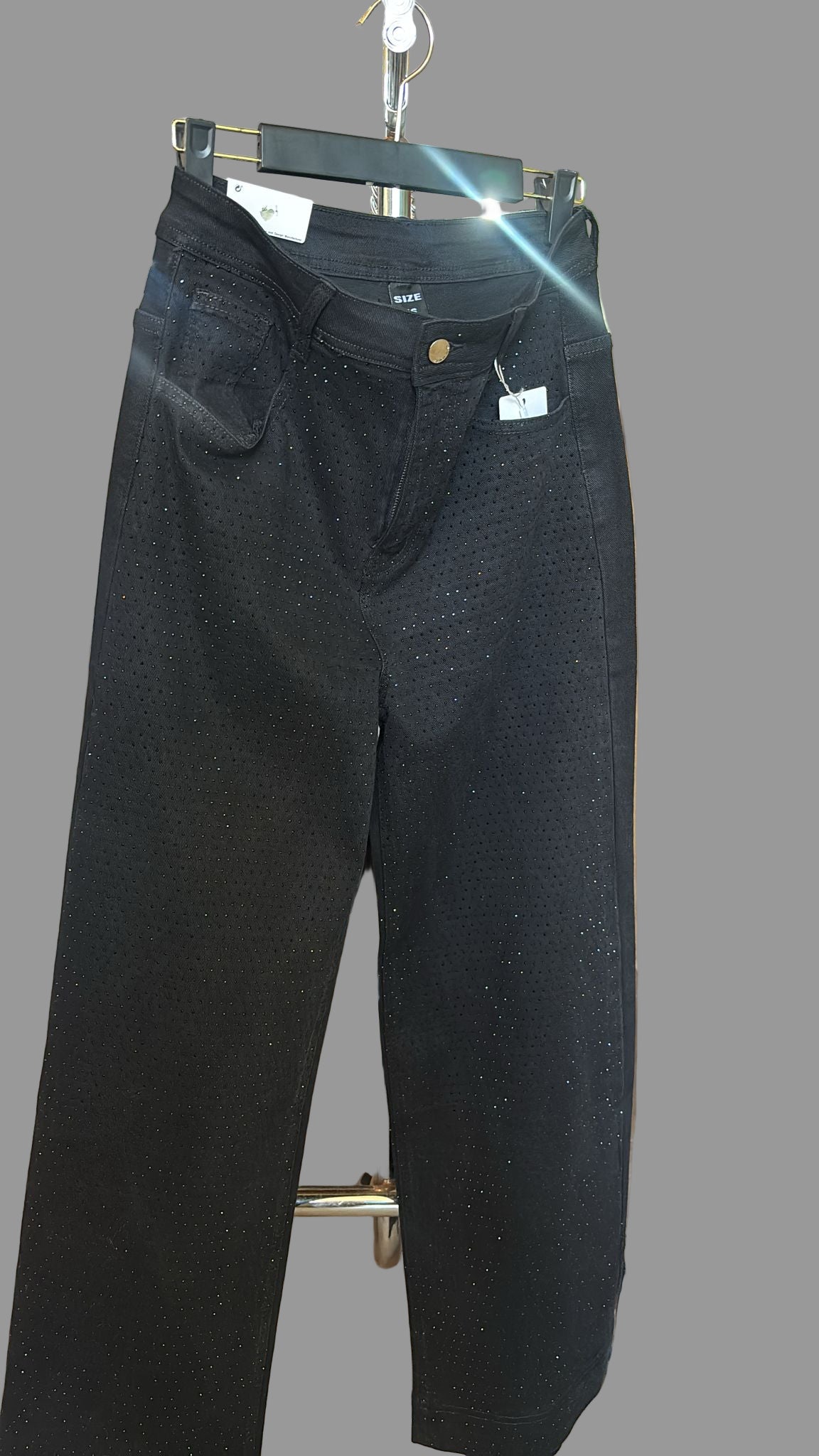 5885 JEANS NOIR TAILLE46 STRASS DEVANT. STRECH TAILLE TRES BIEN TAILLE HAUTE