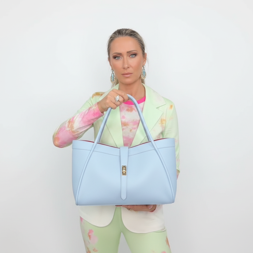 SAC A MAIN 5934 L’élégance intemporelle ces sacs présentent un design radicalement différent : un cuir grainé, une forme trapèze souple, une fermeture par bride centrale avec un fermoir rotatif métallique et un intérieur contrasté 42cmL/24cmH/18cmP