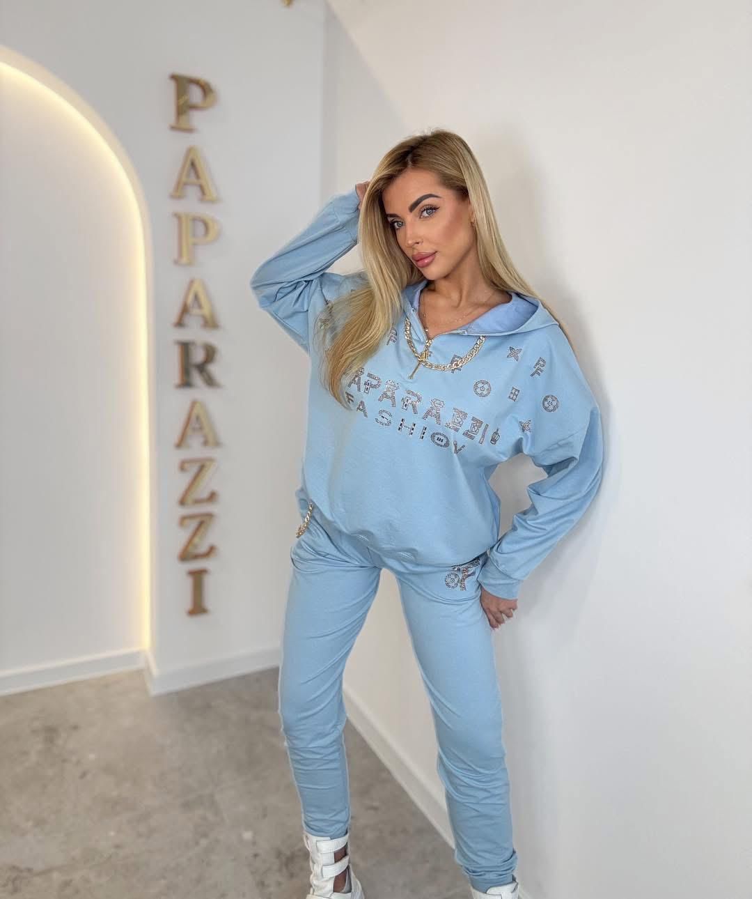 Jogging bijou 0081 – Paparazzi Fashion ensemble femme deux pièces en bleu ciel ou blanc selon disponibilité, haut zippé à capuche, chaîne dorée et logo strassé, style urbain chic et lumineux