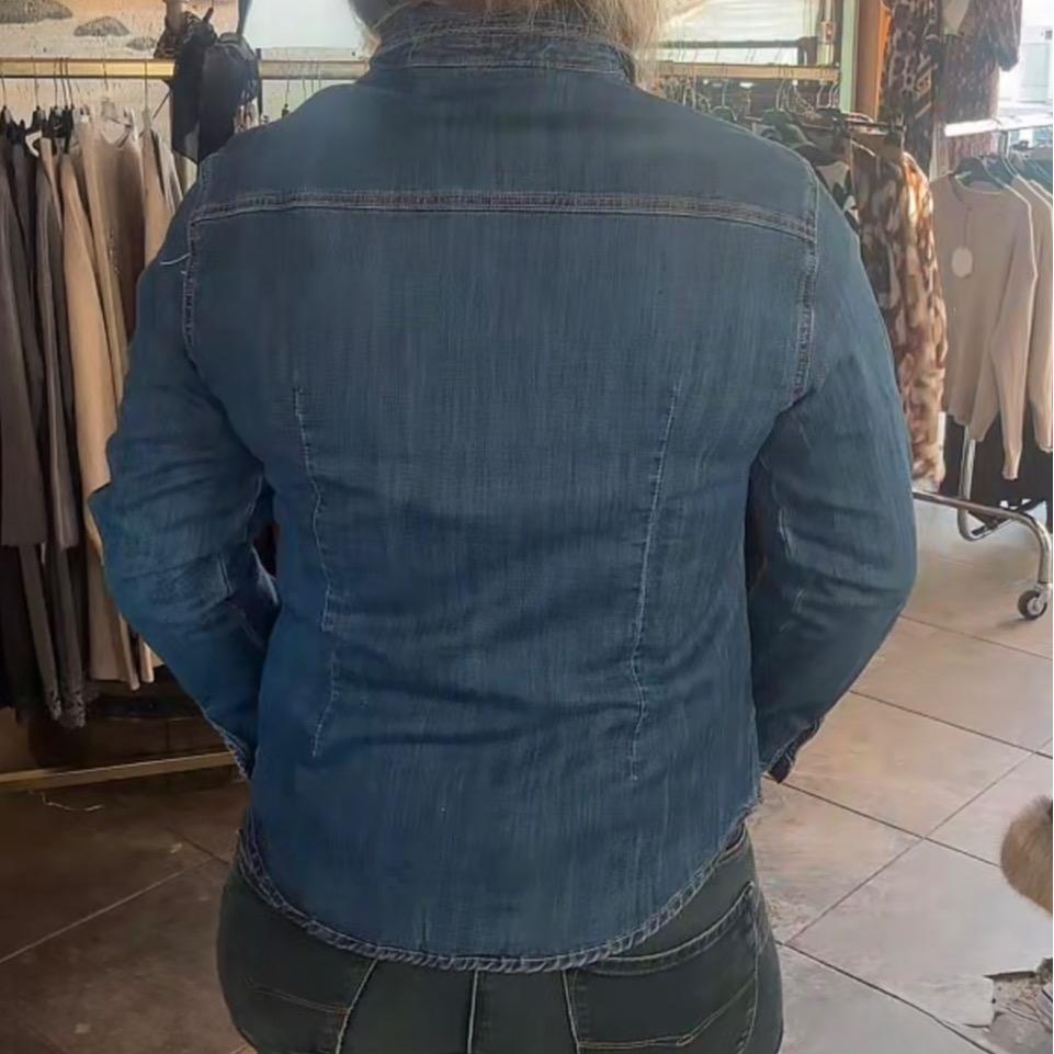 176 Chemise Jeans avec Clous Décoratifs sur les Épaules et Boutonnage Innovant pour un Style Distinctif et Confortable